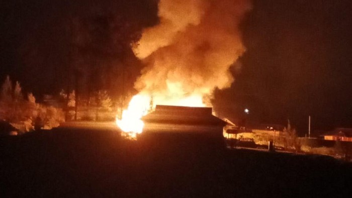 Kelompok Kriminal Bersenjata (KKB) membakar gedung SMP di Kabupaten Puncak, Papua Tengah.