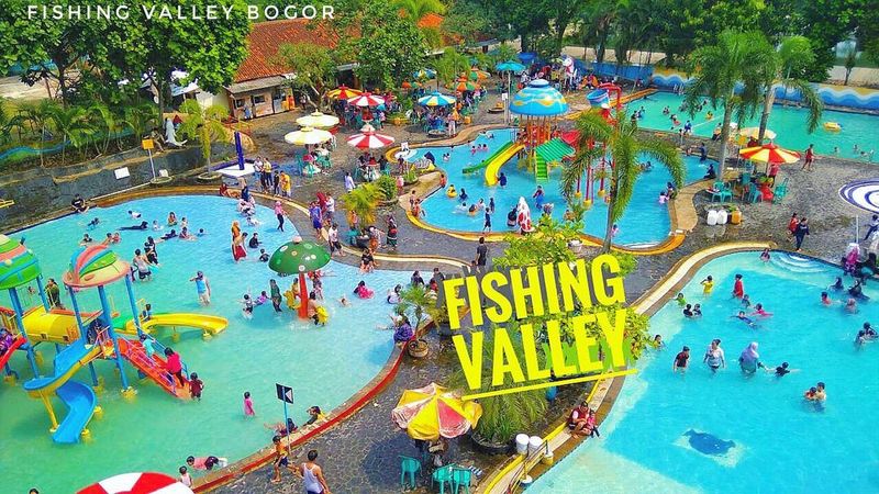 Kolam renang di Fishing Valley Bogor WaterPark.