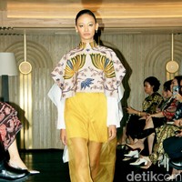 Iwan Tirta Private Collection mempersembahkan peragaan bertajuk ‘Mahitala’ di St. Regis Jakarta, Kamis [21/11/2024]. Kata ‘mahitala’ dalam bahasa Sanskerta yang berarti “bumi agung”. Terinspirasi oleh lanskap alam dan kekayaan budaya Nusantara, koleksi kali ini menghidupkan kisah Indonesia melalui setiap motif batik yang sarat makna. Foto: Mohammad Abduh/detikcom.