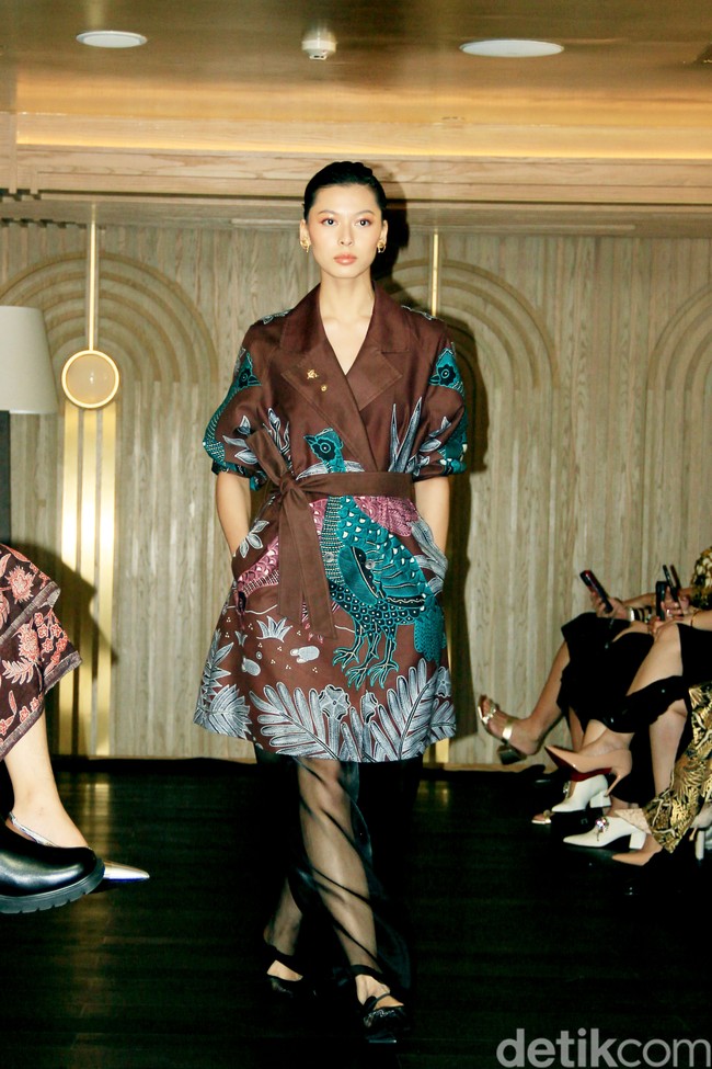 Iwan Tirta Private Collection mempersembahkan peragaan bertajuk ‘Mahitala’ di St. Regis Jakarta, Kamis [21/11/2024]. Kata ‘mahitala’ dalam bahasa Sanskerta yang berarti “bumi agung”. Terinspirasi oleh lanskap alam dan kekayaan budaya Nusantara, koleksi kali ini menghidupkan kisah Indonesia melalui setiap motif batik yang sarat makna. Foto: Mohammad Abduh/detikcom.