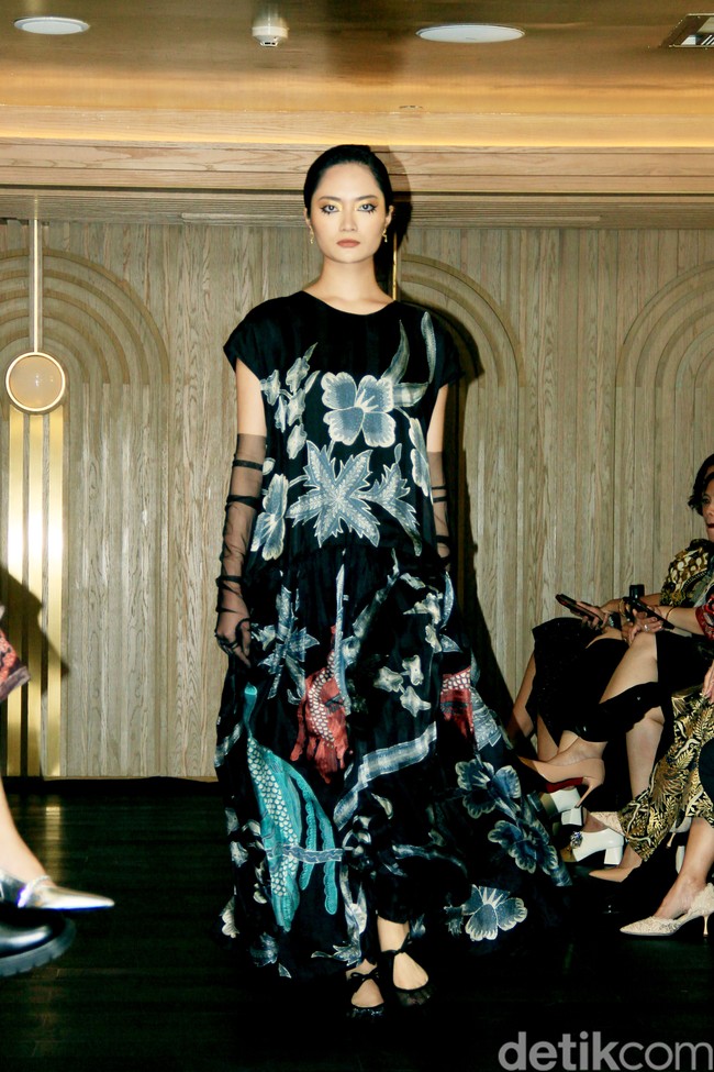 Iwan Tirta Private Collection mempersembahkan peragaan bertajuk ‘Mahitala’ di St. Regis Jakarta, Kamis [21/11/2024]. Kata ‘mahitala’ dalam bahasa Sanskerta yang berarti “bumi agung”. Terinspirasi oleh lanskap alam dan kekayaan budaya Nusantara, koleksi kali ini menghidupkan kisah Indonesia melalui setiap motif batik yang sarat makna. Foto: Mohammad Abduh/detikcom.