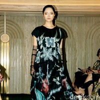 Iwan Tirta Private Collection mempersembahkan peragaan bertajuk ‘Mahitala’ di St. Regis Jakarta, Kamis [21/11/2024]. Kata ‘mahitala’ dalam bahasa Sanskerta yang berarti “bumi agung”. Terinspirasi oleh lanskap alam dan kekayaan budaya Nusantara, koleksi kali ini menghidupkan kisah Indonesia melalui setiap motif batik yang sarat makna. Foto: Mohammad Abduh/detikcom.