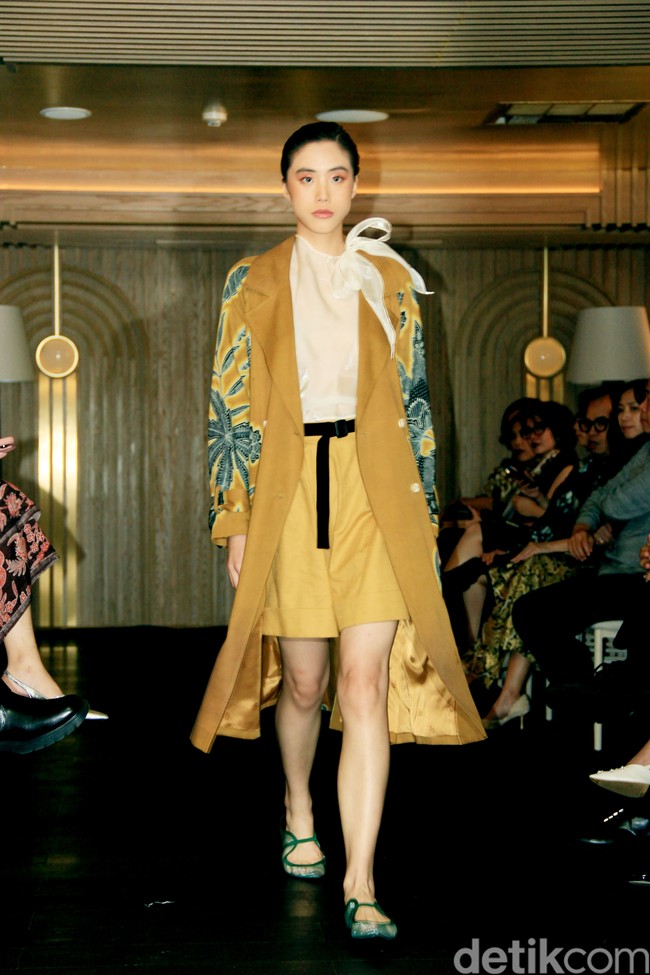 Iwan Tirta Private Collection mempersembahkan peragaan bertajuk ‘Mahitala’ di St. Regis Jakarta, Kamis [21/11/2024]. Kata ‘mahitala’ dalam bahasa Sanskerta yang berarti “bumi agung”. Terinspirasi oleh lanskap alam dan kekayaan budaya Nusantara, koleksi kali ini menghidupkan kisah Indonesia melalui setiap motif batik yang sarat makna. Foto: Mohammad Abduh/detikcom.