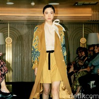 Iwan Tirta Private Collection mempersembahkan peragaan bertajuk ‘Mahitala’ di St. Regis Jakarta, Kamis [21/11/2024]. Kata ‘mahitala’ dalam bahasa Sanskerta yang berarti “bumi agung”. Terinspirasi oleh lanskap alam dan kekayaan budaya Nusantara, koleksi kali ini menghidupkan kisah Indonesia melalui setiap motif batik yang sarat makna. Foto: Mohammad Abduh/detikcom.