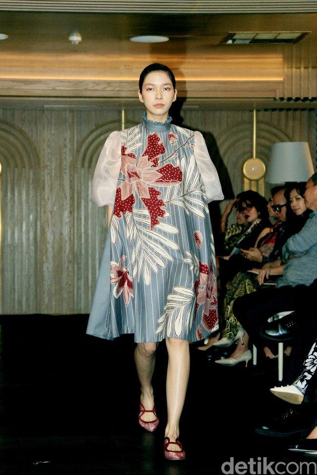 Iwan Tirta Private Collection mempersembahkan peragaan bertajuk ‘Mahitala’ di St. Regis Jakarta, Kamis [21/11/2024]. Kata ‘mahitala’ dalam bahasa Sanskerta yang berarti “bumi agung”. Terinspirasi oleh lanskap alam dan kekayaan budaya Nusantara, koleksi kali ini menghidupkan kisah Indonesia melalui setiap motif batik yang sarat makna. Foto: Mohammad Abduh/detikcom.