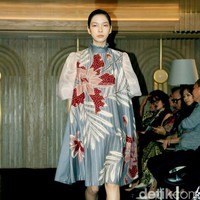 Iwan Tirta Private Collection mempersembahkan peragaan bertajuk ‘Mahitala’ di St. Regis Jakarta, Kamis [21/11/2024]. Kata ‘mahitala’ dalam bahasa Sanskerta yang berarti “bumi agung”. Terinspirasi oleh lanskap alam dan kekayaan budaya Nusantara, koleksi kali ini menghidupkan kisah Indonesia melalui setiap motif batik yang sarat makna. Foto: Mohammad Abduh/detikcom.