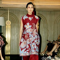 Iwan Tirta Private Collection mempersembahkan peragaan bertajuk ‘Mahitala’ di St. Regis Jakarta, Kamis [21/11/2024]. Kata ‘mahitala’ dalam bahasa Sanskerta yang berarti “bumi agung”. Terinspirasi oleh lanskap alam dan kekayaan budaya Nusantara, koleksi kali ini menghidupkan kisah Indonesia melalui setiap motif batik yang sarat makna. Foto: Mohammad Abduh/detikcom.