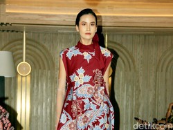 Foto: 10 Koleksi Batik Iwan Tirta, Terinspirasi Kekayaan Budaya Nusantara