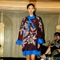 Iwan Tirta Private Collection mempersembahkan peragaan bertajuk ‘Mahitala’ di St. Regis Jakarta, Kamis [21/11/2024]. Kata ‘mahitala’ dalam bahasa Sanskerta yang berarti “bumi agung”. Terinspirasi oleh lanskap alam dan kekayaan budaya Nusantara, koleksi kali ini menghidupkan kisah Indonesia melalui setiap motif batik yang sarat makna. Foto: Mohammad Abduh/detikcom