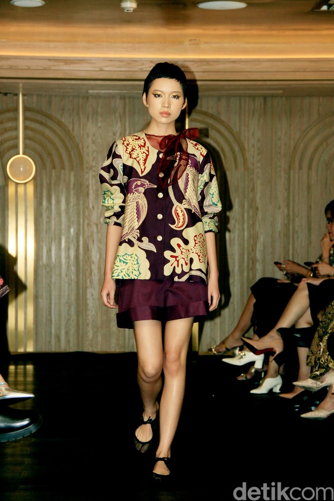 Iwan Tirta Private Collection mempersembahkan peragaan bertajuk ‘Mahitala’ di St. Regis Jakarta, Kamis [21/11/2024]. Kata ‘mahitala’ dalam bahasa Sanskerta yang berarti “bumi agung”. Terinspirasi oleh lanskap alam dan kekayaan budaya Nusantara, koleksi kali ini menghidupkan kisah Indonesia melalui setiap motif batik yang sarat makna. Foto: Mohammad Abduh/detikcom.