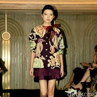 Iwan Tirta Private Collection mempersembahkan peragaan bertajuk ‘Mahitala’ di St. Regis Jakarta, Kamis [21/11/2024]. Kata ‘mahitala’ dalam bahasa Sanskerta yang berarti “bumi agung”. Terinspirasi oleh lanskap alam dan kekayaan budaya Nusantara, koleksi kali ini menghidupkan kisah Indonesia melalui setiap motif batik yang sarat makna. Foto: Mohammad Abduh/detikcom.