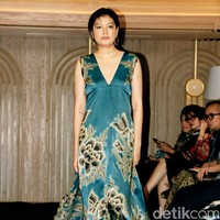 Iwan Tirta Private Collection mempersembahkan peragaan bertajuk ‘Mahitala’ di St. Regis Jakarta, Kamis [21/11/2024]. Kata ‘mahitala’ dalam bahasa Sanskerta yang berarti “bumi agung”. Terinspirasi oleh lanskap alam dan kekayaan budaya Nusantara, koleksi kali ini menghidupkan kisah Indonesia melalui setiap motif batik yang sarat makna. Foto: Mohammad Abduh/detikcom.