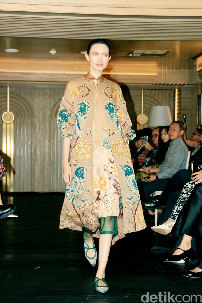 Iwan Tirta Private Collection mempersembahkan peragaan bertajuk ‘Mahitala’ di St. Regis Jakarta, Kamis [21/11/2024]. Kata ‘mahitala’ dalam bahasa Sanskerta yang berarti “bumi agung”. Terinspirasi oleh lanskap alam dan kekayaan budaya Nusantara, koleksi kali ini menghidupkan kisah Indonesia melalui setiap motif batik yang sarat makna. Foto: Mohammad Abduh/detikcom.