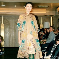 Iwan Tirta Private Collection mempersembahkan peragaan bertajuk ‘Mahitala’ di St. Regis Jakarta, Kamis [21/11/2024]. Kata ‘mahitala’ dalam bahasa Sanskerta yang berarti “bumi agung”. Terinspirasi oleh lanskap alam dan kekayaan budaya Nusantara, koleksi kali ini menghidupkan kisah Indonesia melalui setiap motif batik yang sarat makna. Foto: Mohammad Abduh/detikcom.