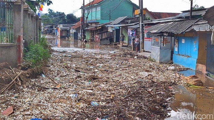 Kondisi Jalan Sukabirus Dayeuhkolot dipenuhi sampah akibat banjir