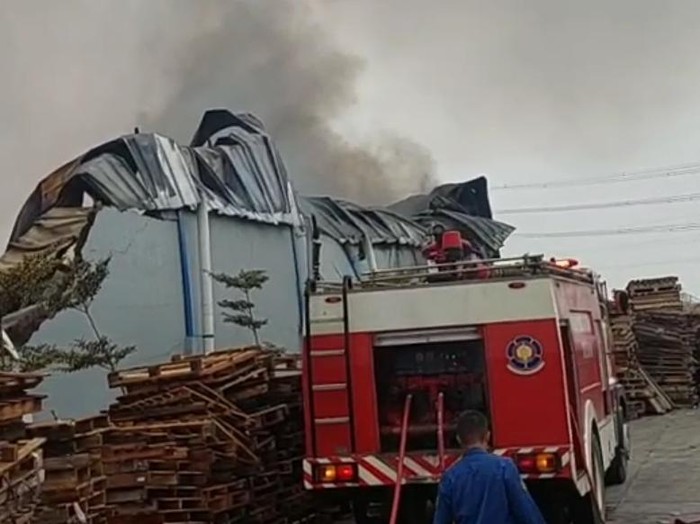 Kondisi terkini gudang yang terbakar di kawasan Terboyo Semarang sejak Kamis (21/11) sore hingga pagi ini, Jumat (22/11/2024).