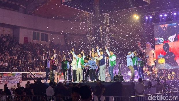 Konser Relawan Gokil Khofifah-Emil