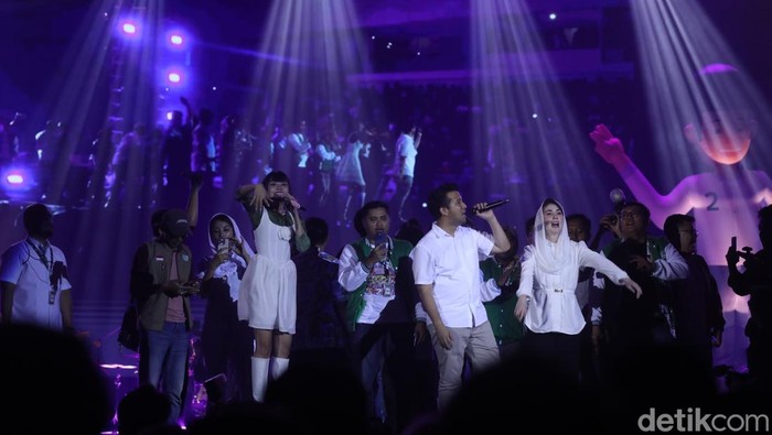 Konser Relawan Gokil Khofifah-Emil