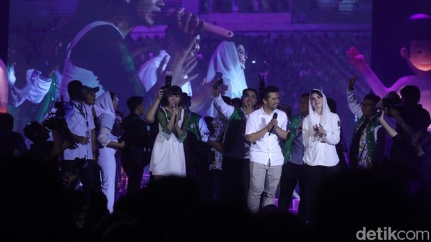 Konser Relawan Gokil Khofifah-Emil