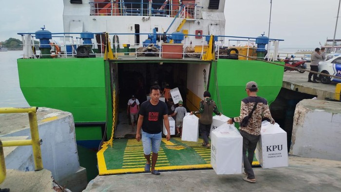 KPU Sumenep mendistribuskan logistik ke pulau terluar
