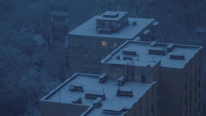 Kyiv Gelap Gulita di Tengah Serangan Rusia A window is illuminated in a residential building during a power outage after a morning Russian missile strike, amid Russia's attack on Ukraine, in Kyiv, Ukraine November 21, 2024. REUTERS/Gleb Garanich