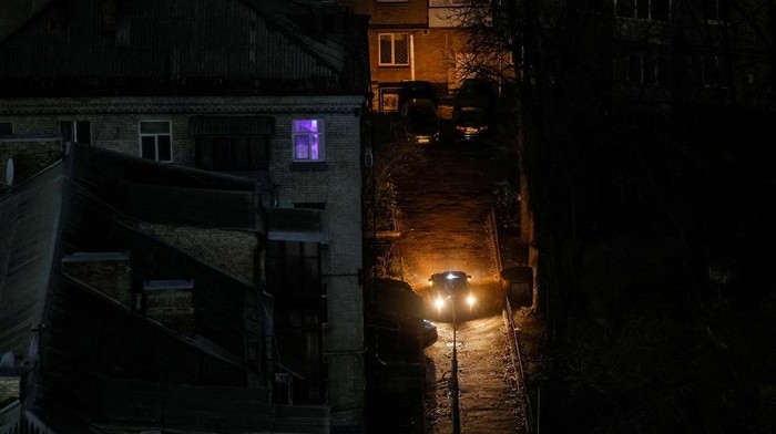 Kyiv Gelap Gulita di Tengah Serangan Rusia A window is illuminated in a residential building during a power outage after a morning Russian missile strike, amid Russia's attack on Ukraine, in Kyiv, Ukraine November 21, 2024. REUTERS/Gleb Garanich
