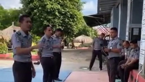 Para pegawai Lapas Waingapu melayangkan protes terhadap Kalapas. (tangkapan layar video).
