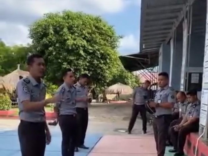 Para pegawai Lapas Waingapu melayangkan protes terhadap Kalapas. (tangkapan layar video).
