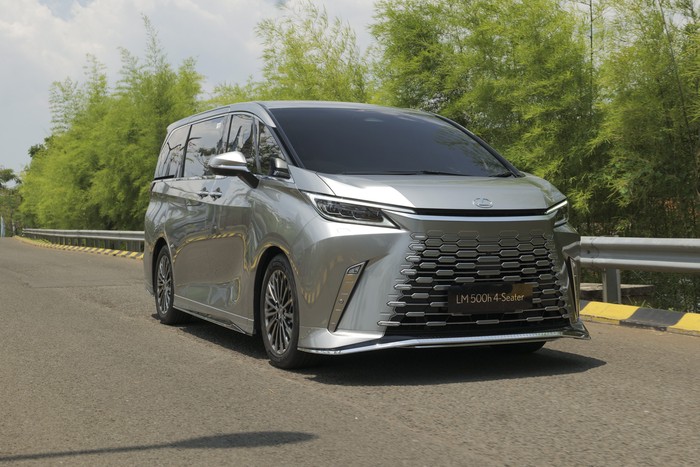 Lexus LM 500h 4-Seater