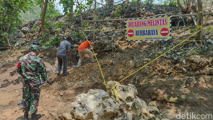 lubang misterius di sungai kaliasat blitar diperiksa pvmbg