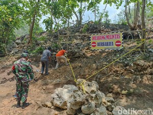 Bahaya Mengintai Lokasi Lubang Misterius di Sungai Kaliasat Blitar