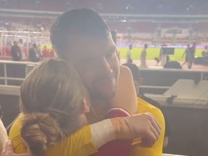 Momen Mesra Maarten Paes Peluk Pacar Usai Laga Timnas RI, Viral Bikin Baper