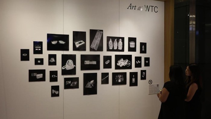 Pengunjung melihat pameran di WTC Tower 2, Jakarta, Kamis (21/11/2024).