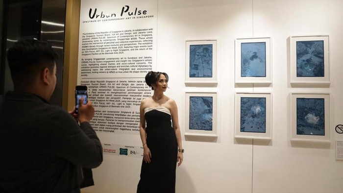 Pengunjung melihat pameran di WTC Tower 2, Jakarta, Kamis (21/11/2024).