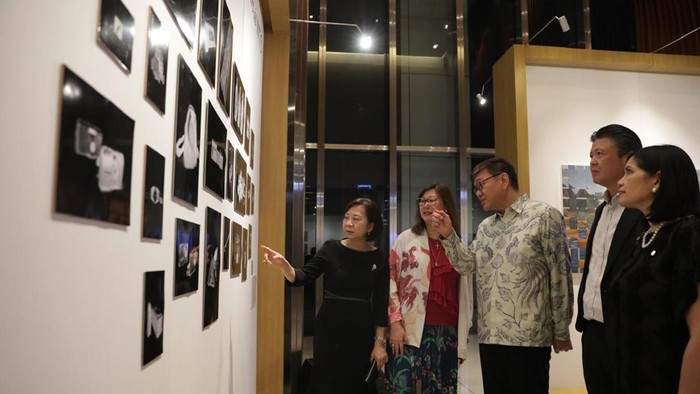 Pengunjung melihat pameran di WTC Tower 2, Jakarta, Kamis (21/11/2024).