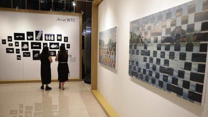Pengunjung melihat pameran di WTC Tower 2, Jakarta, Kamis (21/11/2024).