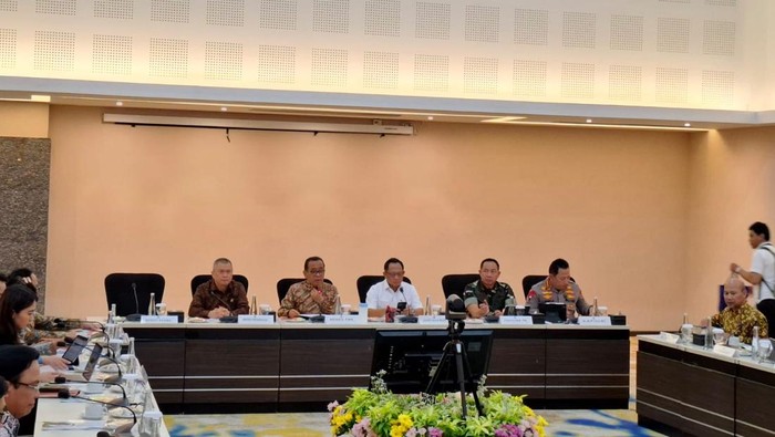 Menteri Koordinator Bidang Pembangunan Manusia dan Kebudayaan (PMK) Pratikno memimpin Rapat Koordinasi (Rakor) Tingkat Menteri Persiapan Libur Natal 2024 dan Tahun Baru 2025 (Nataru)