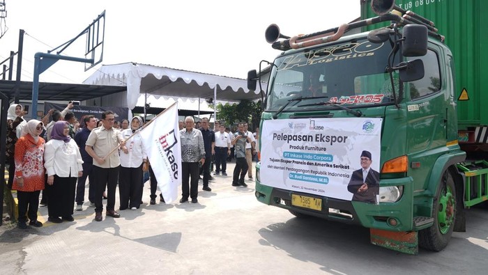 Menteri Perdagangan Budi Santoso melepas ekspor produk furnitur senilai USD 70.000 atau setara Rp1,11 miliar di Klaten, Jawa Tengah pada Jumat (22/11).