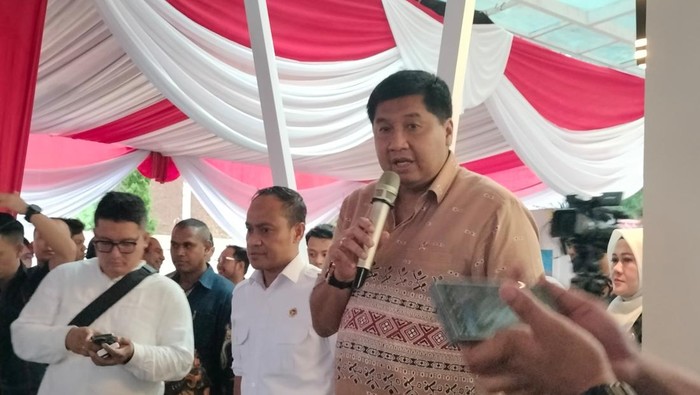Menteri Perumahan dan Kawasan Permukiman, Maruarar Sirait (Ara) saat mengunjungi rumah abntuan korban gempa Cianjur
