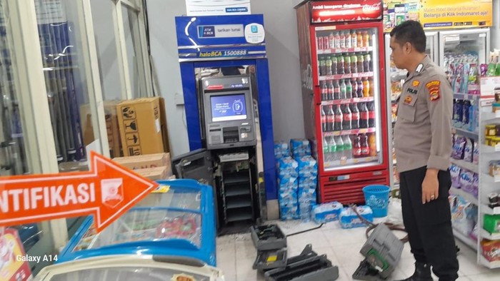 Mesin ATM salah satu bank di Bandar Lampung dibobol.