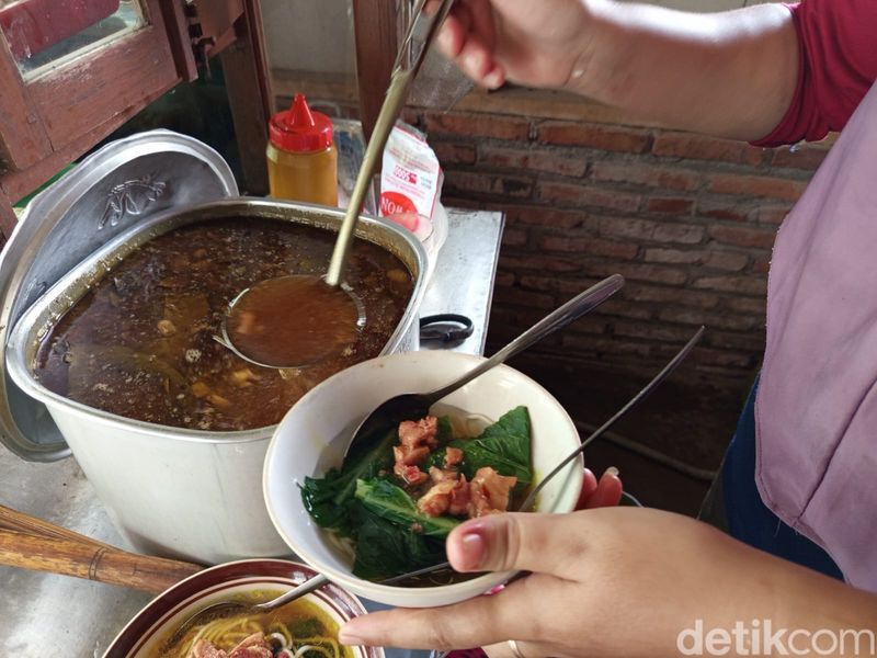 Mi ayam Rp 2 ribu seporsi dan bakso kerikil Rp 3 ribu seporsi di Dusun Karanglo, Desa Glagahombo, Kecamatan Tegalrejo, Kabupaten Magelang. Jumat (22/11/2024).