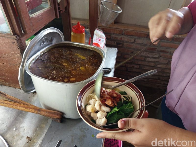 Mi ayam Rp 2 ribu seporsi dan bakso kerikil Rp 3 ribu seporsi di Dusun Karanglo, Desa Glagahombo, Kecamatan Tegalrejo, Kabupaten Magelang. Jumat (22/11/2024).