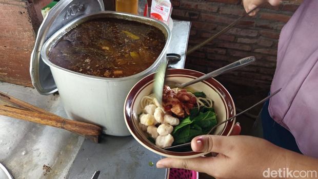 Mi ayam Rp 2 ribu seporsi dan bakso kerikil Rp 3 ribu seporsi di Dusun Karanglo, Desa Glagahombo, Kecamatan Tegalrejo, Kabupaten Magelang. Jumat (22/11/2024).