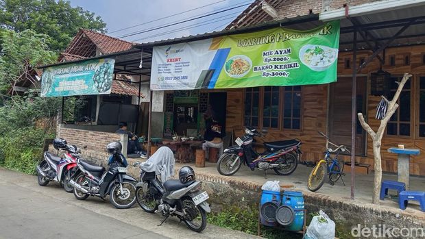 Mi ayam Rp 2 ribu seporsi dan bakso kerikil Rp 3 ribu seporsi di Dusun Karanglo, Desa Glagahombo, Kecamatan Tegalrejo, Kabupaten Magelang. Jumat (22/11/2024).