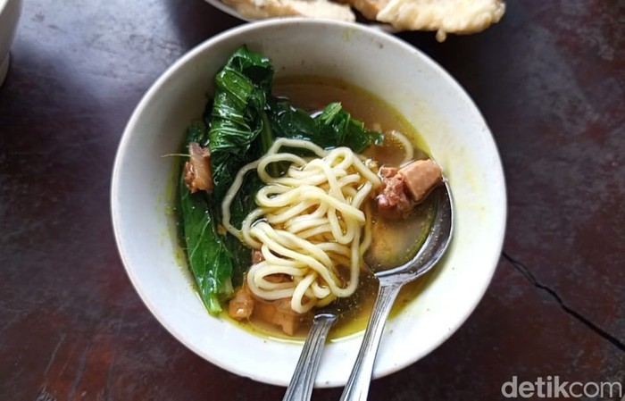 Mi ayam Rp 2 ribu seporsi dan bakso kerikil Rp 3 ribu seporsi di Dusun Karanglo, Desa Glagahombo, Kecamatan Tegalrejo, Kabupaten Magelang. Jumat (22/11/2024).