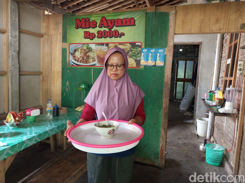 Mi ayam Rp 2 ribu seporsi dan bakso kerikil Rp 3 ribu seporsi di Dusun Karanglo, Desa Glagahombo, Kecamatan Tegalrejo, Kabupaten Magelang. Jumat (22/11/2024).