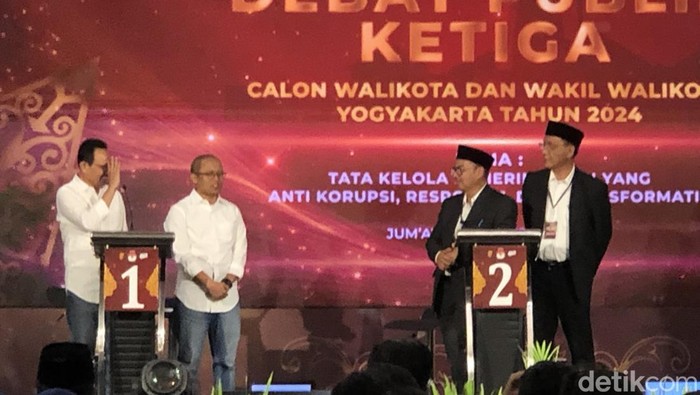 Momen Hasto-Wawan dan Heroe-Pena di panggung debat Pilkada Jogja, Jumat (22/11/2024).