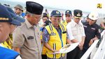 Gaya Menteri PU Sarungan & Bersandal Jepit Cek Bendungan