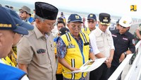 Setelah mengunjungi Daerah Irigasi Siman di pagi hari, Menteri Pekerjaan Umum (PU) Dody Hanggodo melanjutkan kunjungan kerjanya meninjau Bendungan Semantok di Kabupaten Nganjuk, Jumat siang (22/11/2024). Foto: Dok. Kementerian Pekerjaan Umum (PU)