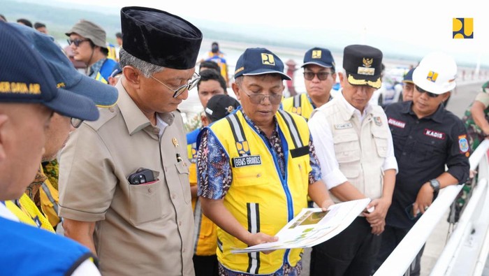 Momen Menteri PU Dody Hanggodo cek Bendungan Semantok Momen Menteri PU Dody Hanggodo cek Bendungan Semantok